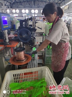 劉小寧:返鄉(xiāng)創(chuàng)業(yè)開工廠 小產(chǎn)品走上大舞臺(tái)