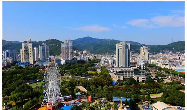 浙江玉環(huán),擁有臺(tái)州路橋機(jī)場(chǎng),還有大鹿島風(fēng)景區(qū)